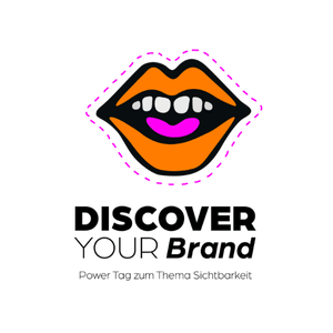 Illustration eines stilisierten orangefarbenen Mundes mit schwarzen Lippen und pinker Zunge, umrandet von einer gestrichelten pinken Linie. Darunter der Text: "DISCOVER YOUR Brand – Power Tag zum Thema Sichtbarkeit"
